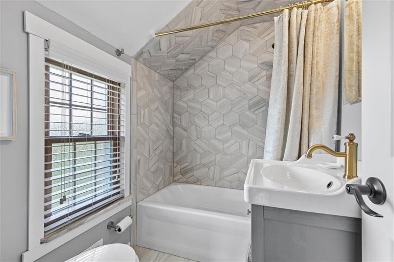 3440 McRoberts Road Pittsburgh, PA 15234 - Photo 19 of 37 beautifully updated full bath
