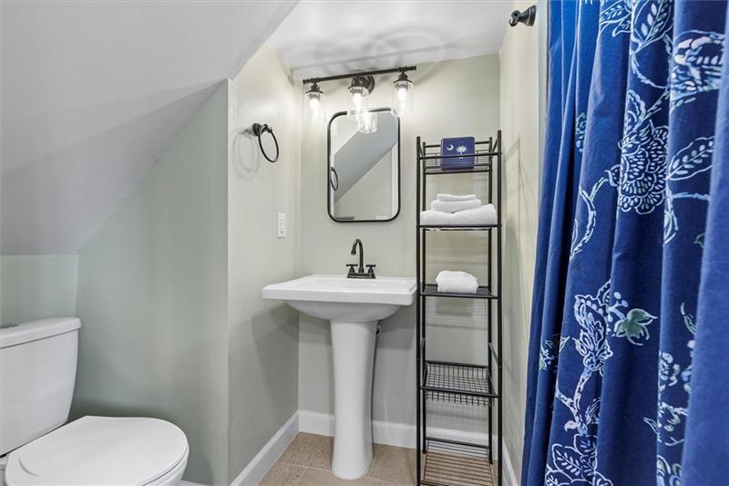 3440 McRoberts Road Pittsburgh, PA 15234 - Photo 29 of 37 Full bathroom in the basement