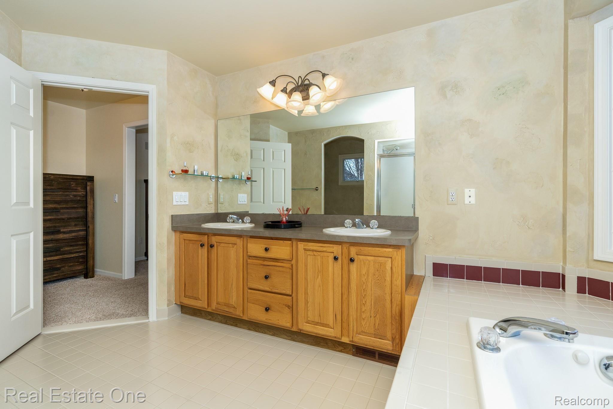 420 Roundview Drive Rochester, MI 48307 - Photo 24 of 49 Roundview MLS-W036.jpg