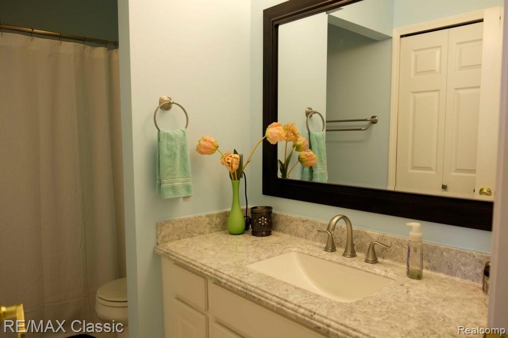 4124 Cass Elizabeth Road Waterford, MI 48328 - Photo 20 of 28 Upper Bath