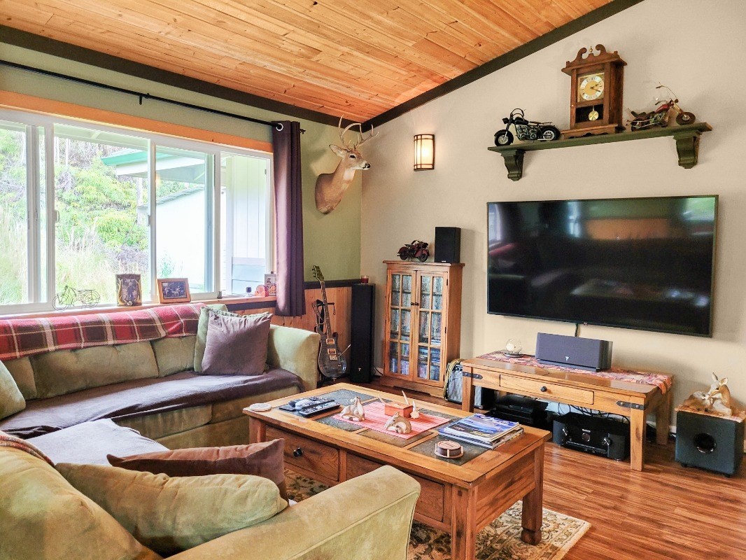 18-8079 North Kulani Road Mountain View, HI 96771 - Photo 5 of 27 a living room with furniture and a flat screen tv