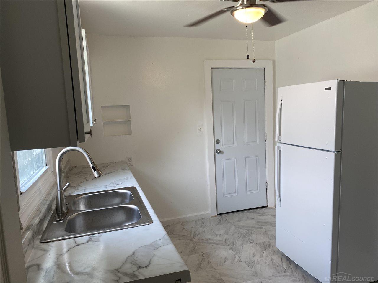 20917 Hampton Road Harper Woods, MI 48225 - Photo 6 of 32 50065760-5.JPG