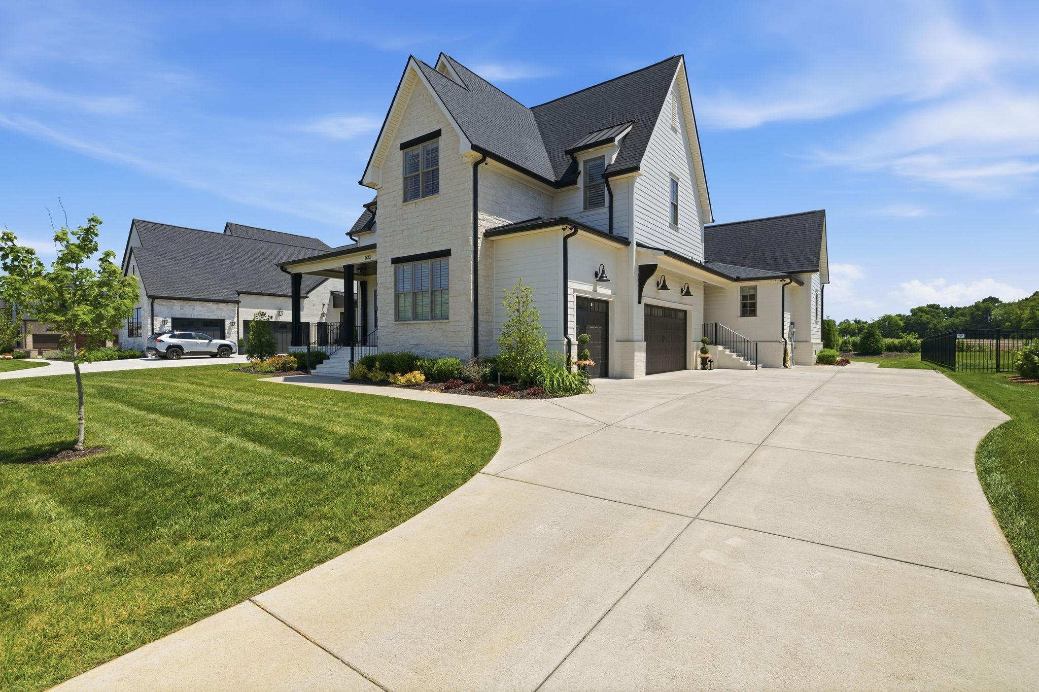 1733 Rigsby Avenue Murfreesboro, TN 37129 - Photo 3 of 57 a front view of a house with a yard