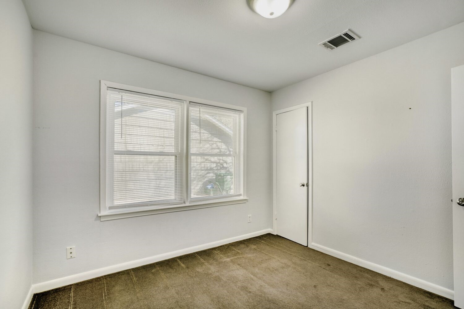 5014 Viking Drive Houston, TX 77092 - Photo 16 of 30 an empty room with windows