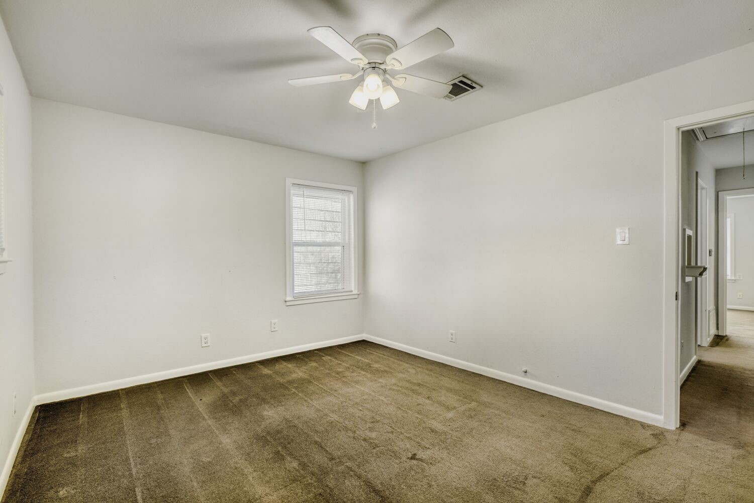 5014 Viking Drive Houston, TX 77092 - Photo 20 of 30 an empty room with windows and fan