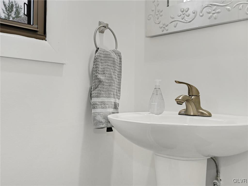 81 Winged Foot Drive Reading, PA 19607 - Photo 8 of 25 Powder Room