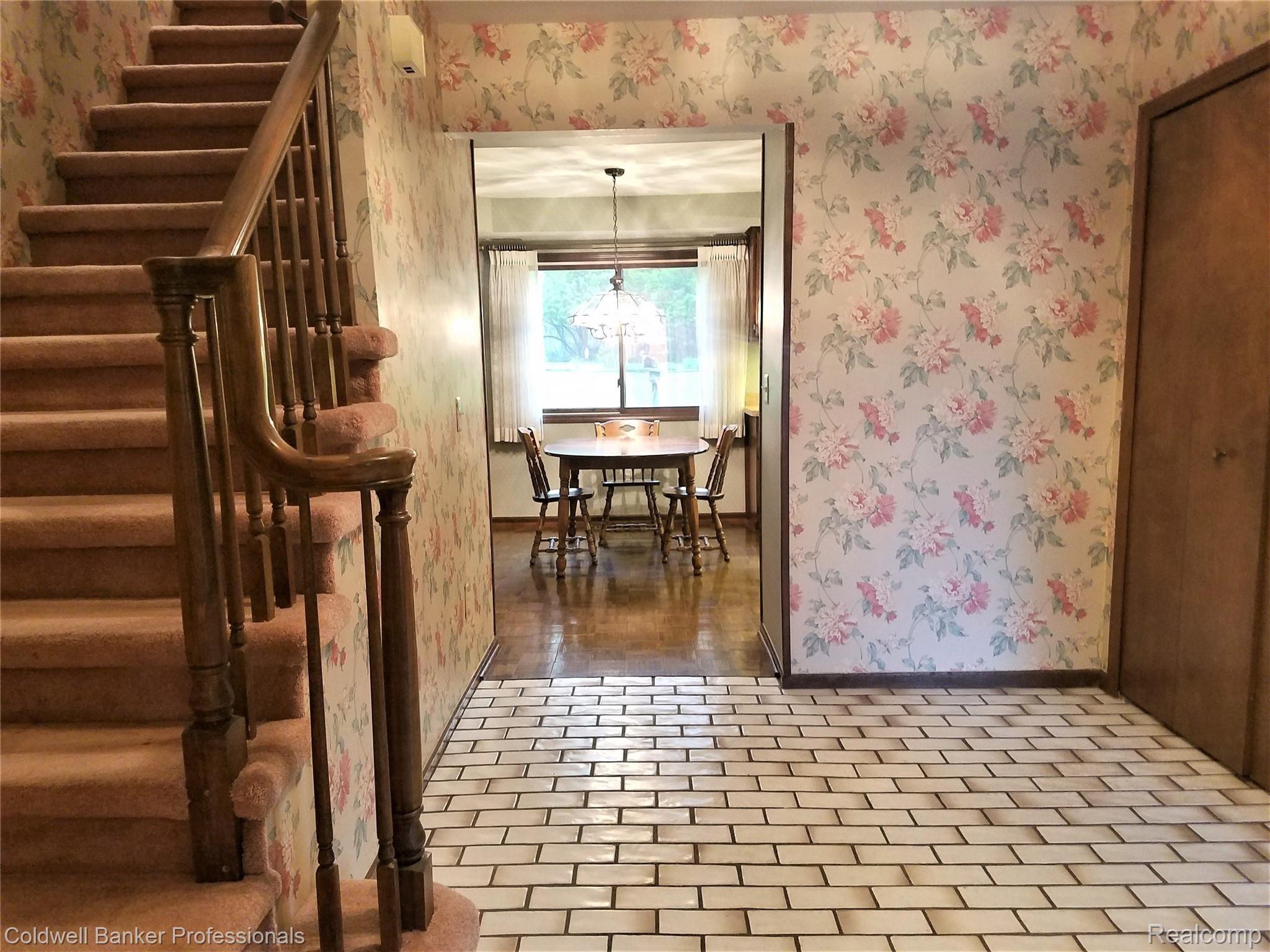 1862 Ludgate Lane Rochester, MI 48309 - Photo 11 of 54 1862_Ludgate_Spacious foyer w/ view to kitchen