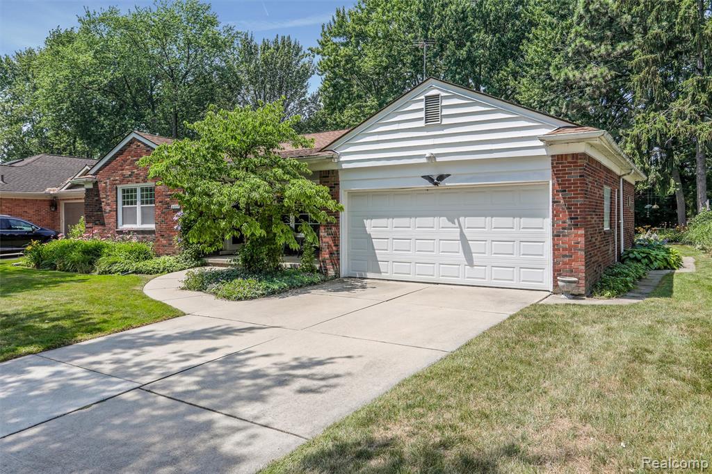 21235 River Road Grosse Pointe Woods, MI 48236 - Photo 4 of 33