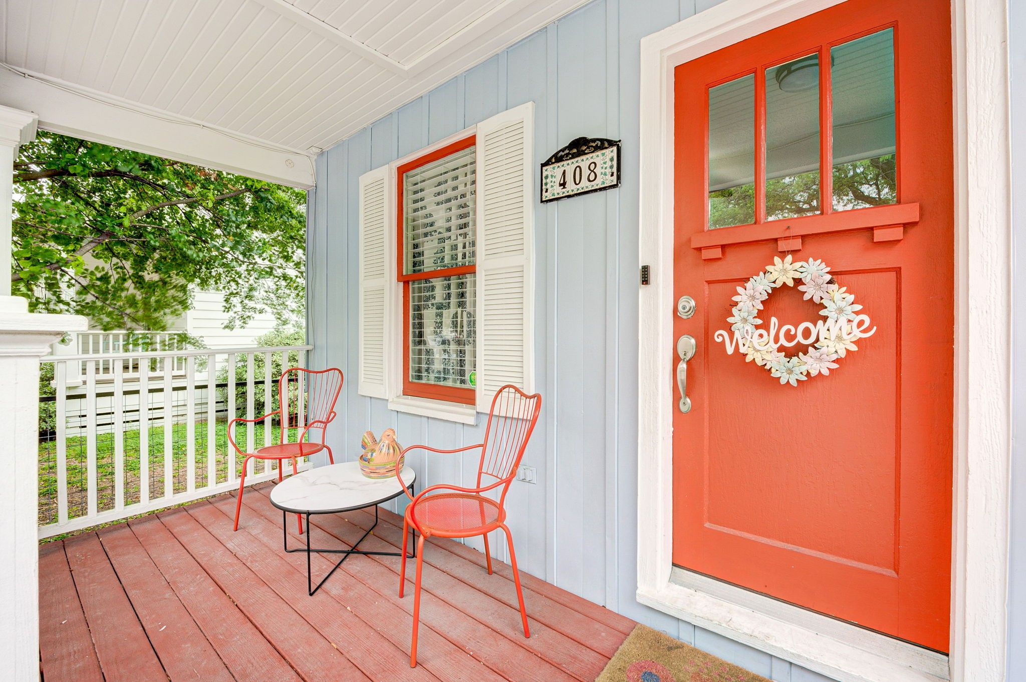 408 Tabor Street Houston, TX 77009 - Photo 6 of 35 a view of a balcony with table and chairs