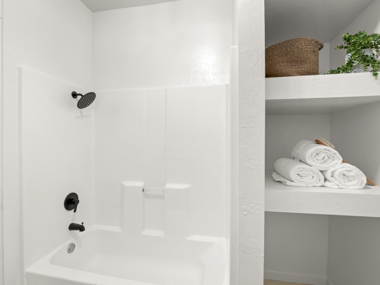 425 West Elm Street Hanford, CA 93230 - Photo 12 of 18 a bathroom with a bathtub