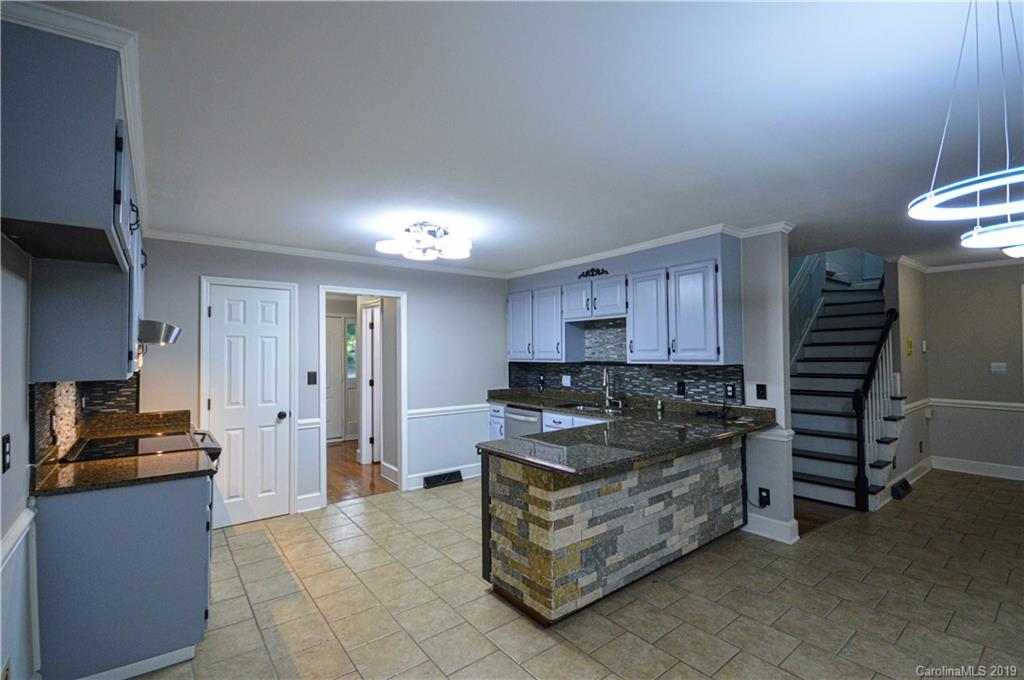 9208 4 Farms Road Charlotte, NC 28215 - Photo 10 of 41 Gallery Image 10