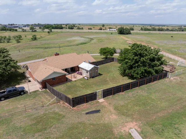 $365,000 | 1409 North Iowa Street, Shamrock, TX 79079