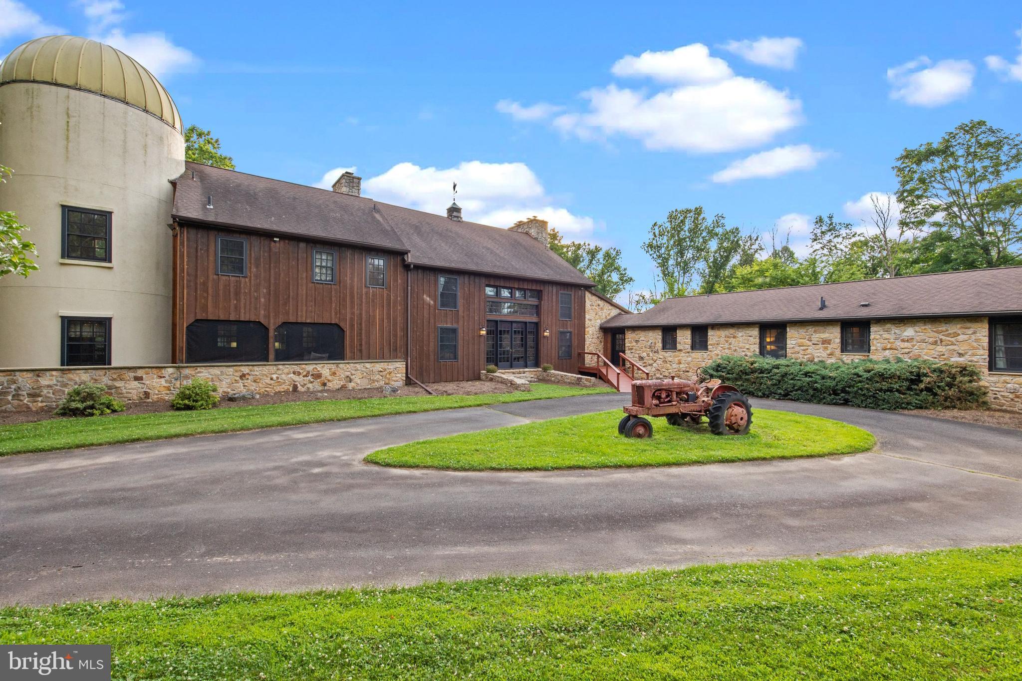 175 Pleasant Valley Road Titusville, NJ 08560 - Photo 4 of 137 Front Entry w/Circular Drive