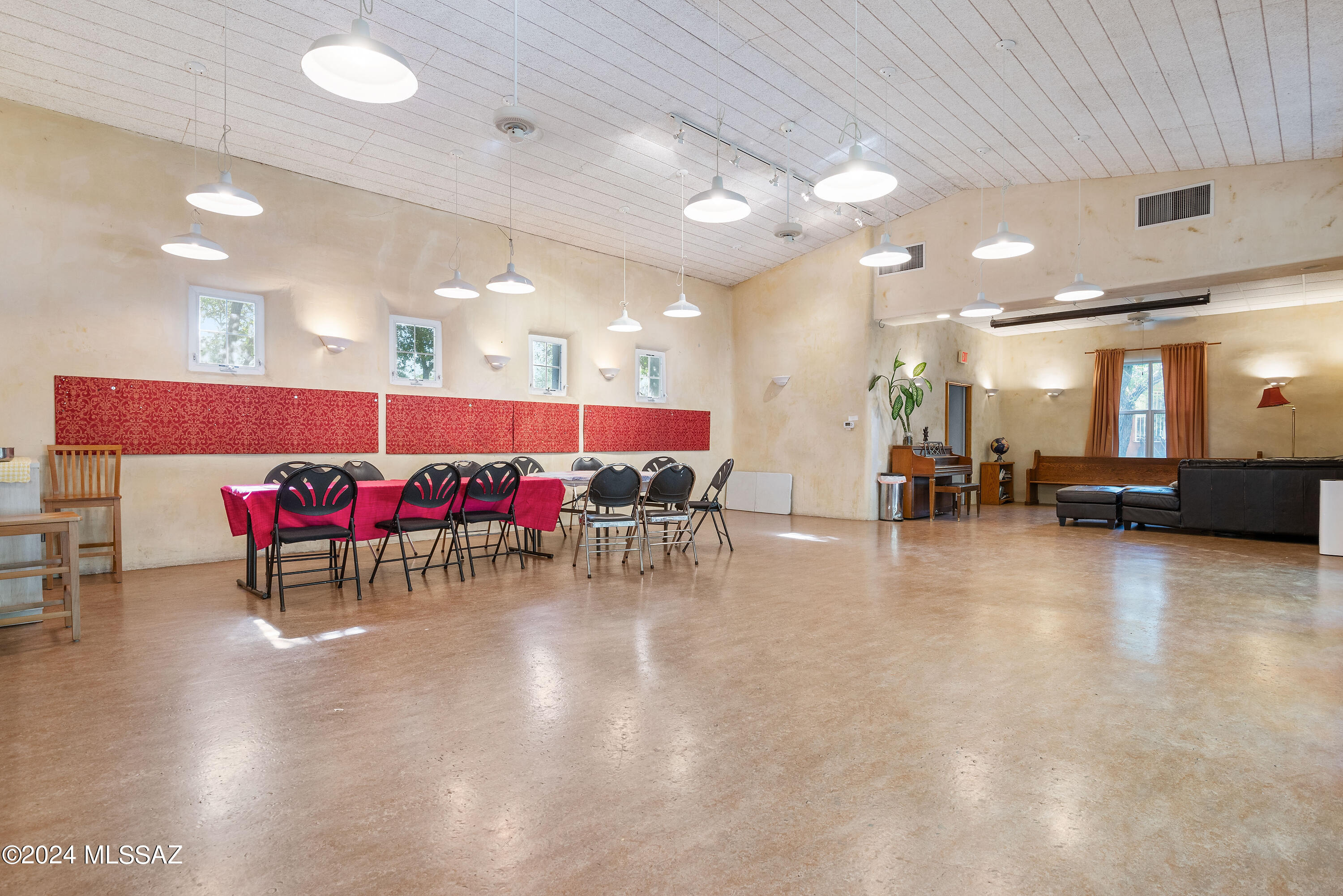 523 East Roger Road Tucson, AZ 85705 - Photo 39 of 40 a lobby with furniture and a table