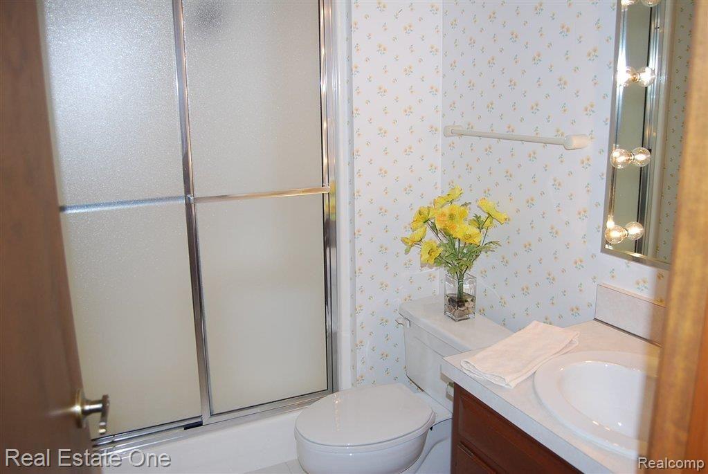 922 GreenView Court, Unit 22 Rochester, MI 48307 - Photo 21 of 24 LL Master Bathroom