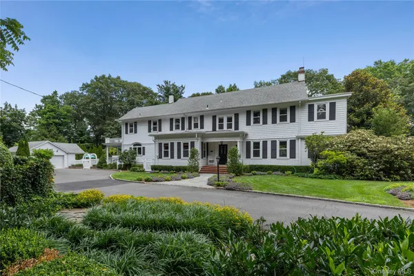 $1,900,000 | 10 Eastview Lane, Glen Head, NY 11545