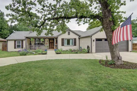 $460,000 | 720 Merritt Street, River Oaks, TX 76114