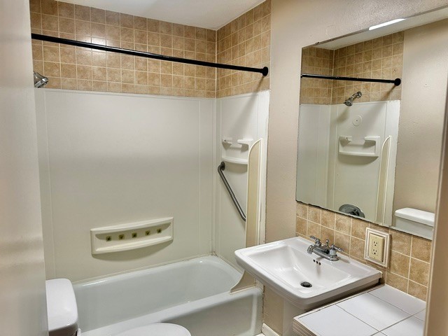 30507 Quinn Road Tomball, TX 77375 - Photo 19 of 33 Hall bathroom