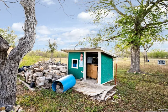 $380,000 | 256 County Road 5716, Lytle, TX 78052