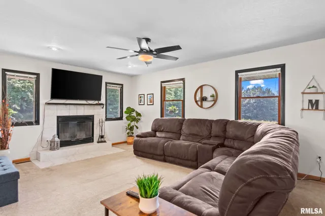 $410,000 | 8200 New City Road, Rochester, IL 62563