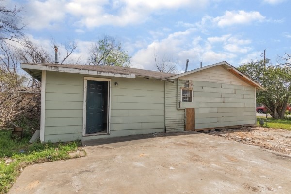 7973 Ritz Street Houston, TX 77028 - Photo 4 of 21 a backyard of a house