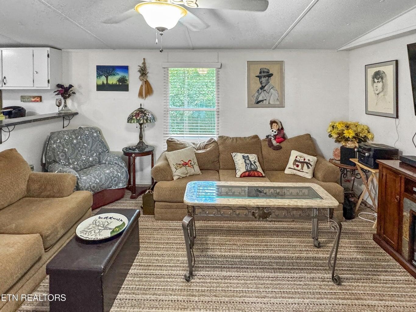 160 Casey Road Harriman, TN 37748 - Photo 4 of 30 a living room with furniture and a table