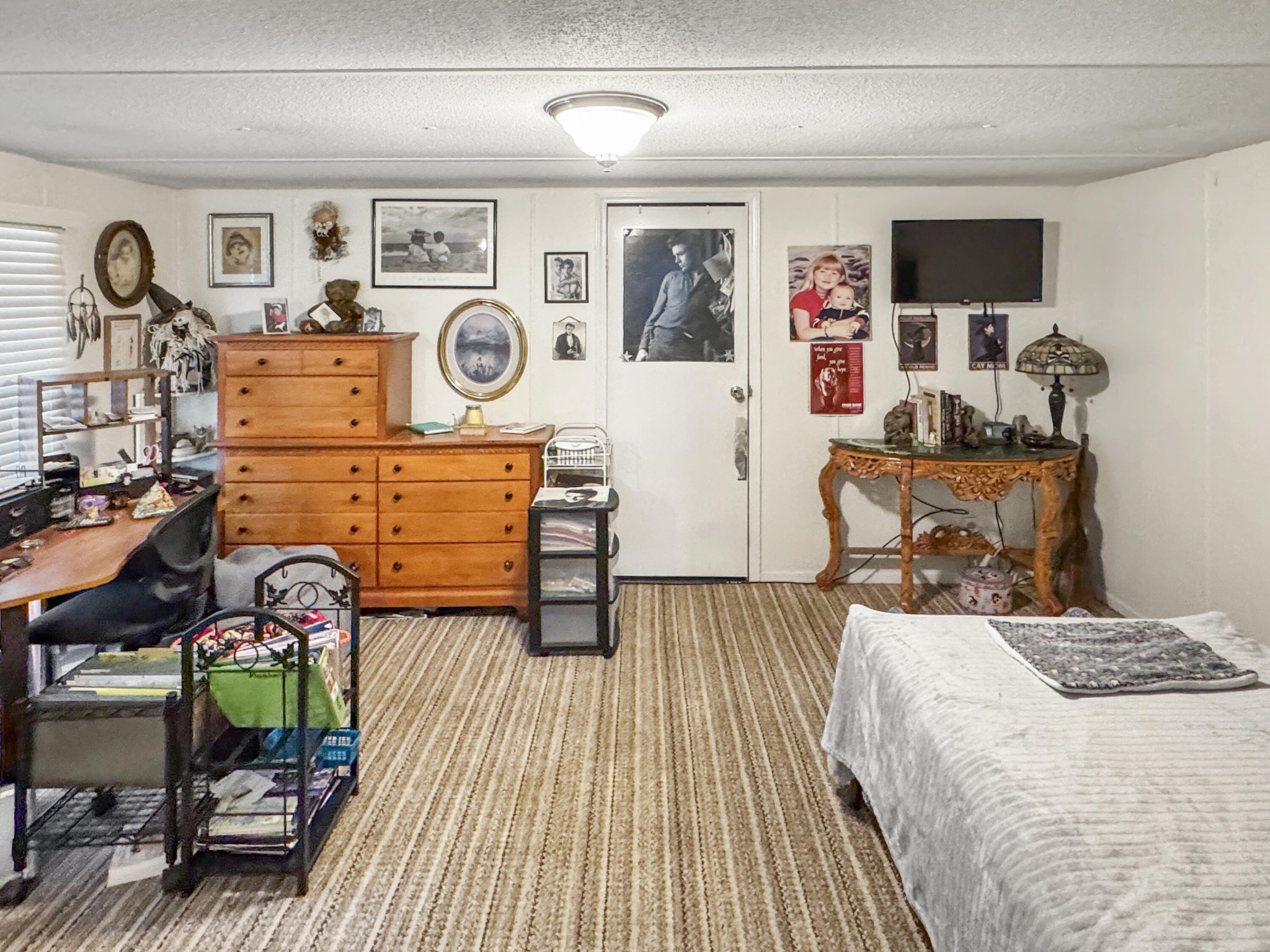 160 Casey Road Harriman, TN 37748 - Photo 10 of 30 a bedroom with a bed and a table in it