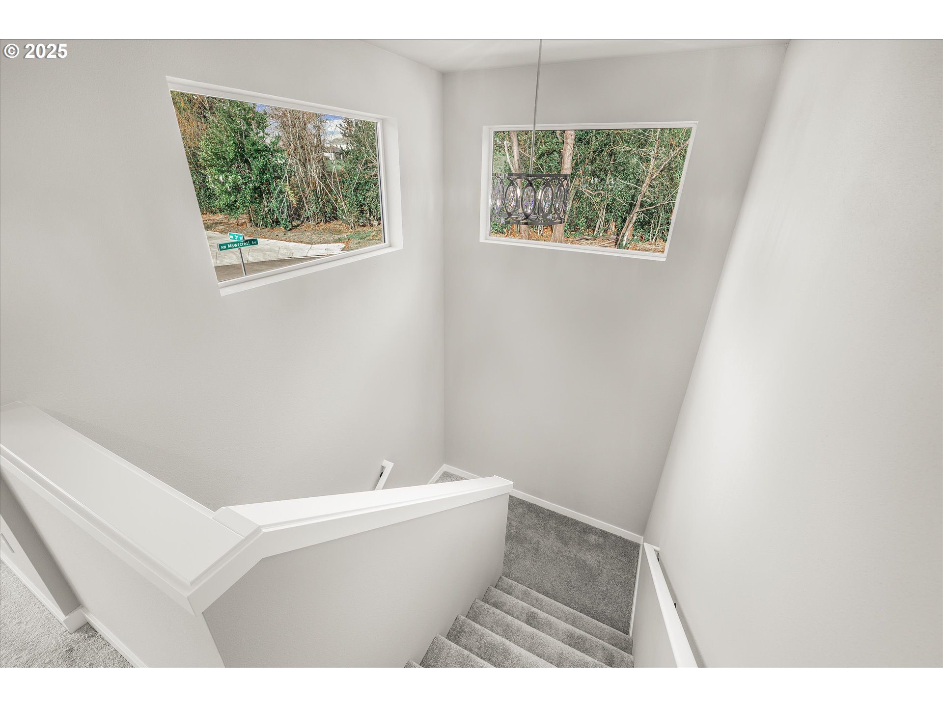 296 Southwest Mawrcrest Avenue Gresham, OR 97030 - Photo 20 of 35 a bathroom with a bathtub and window