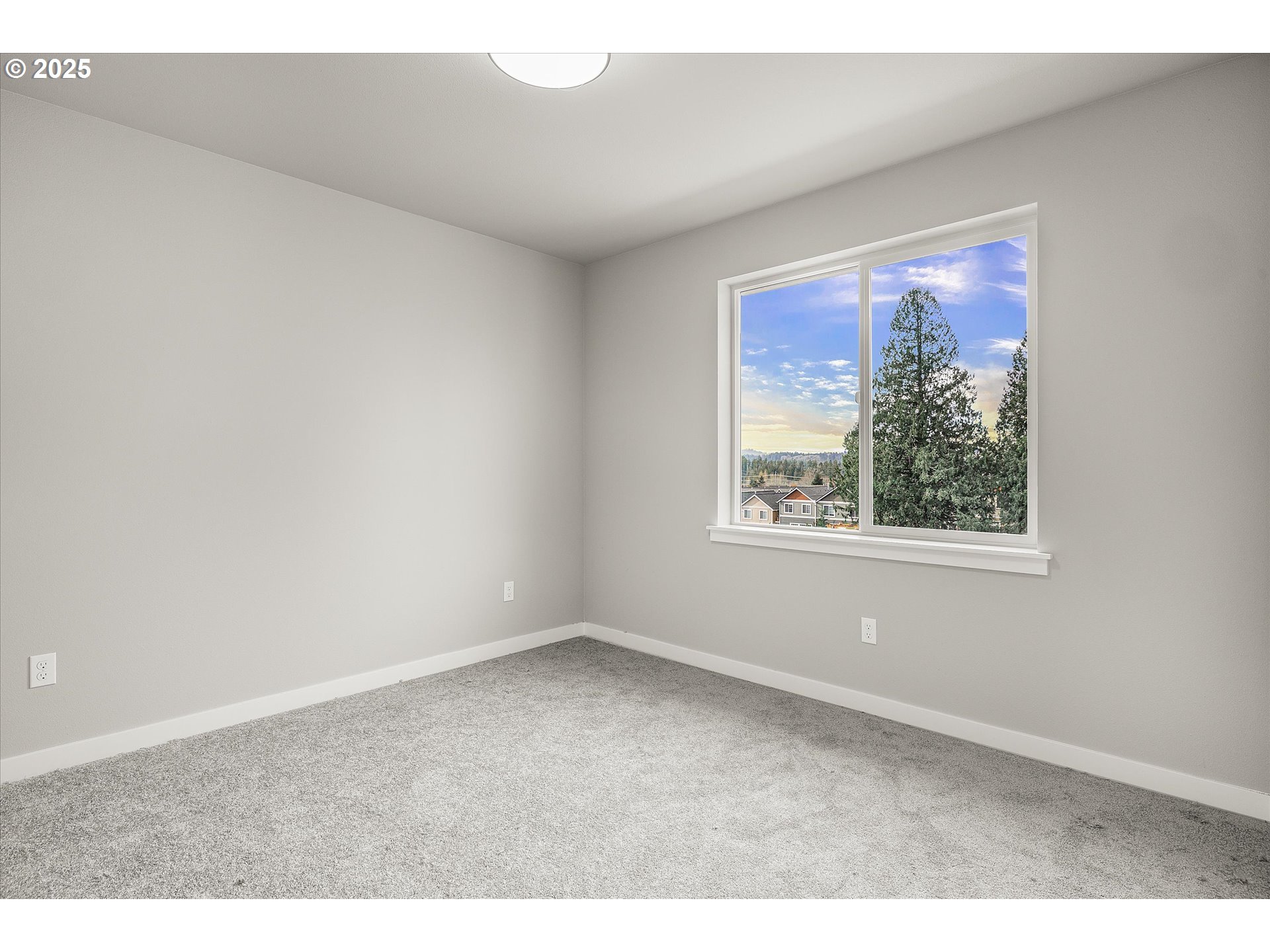296 Southwest Mawrcrest Avenue Gresham, OR 97030 - Photo 29 of 35 an empty room with a window