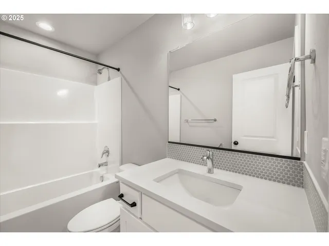 $558,700 | 296 Southwest Mawrcrest Avenue, Gresham, OR 97030