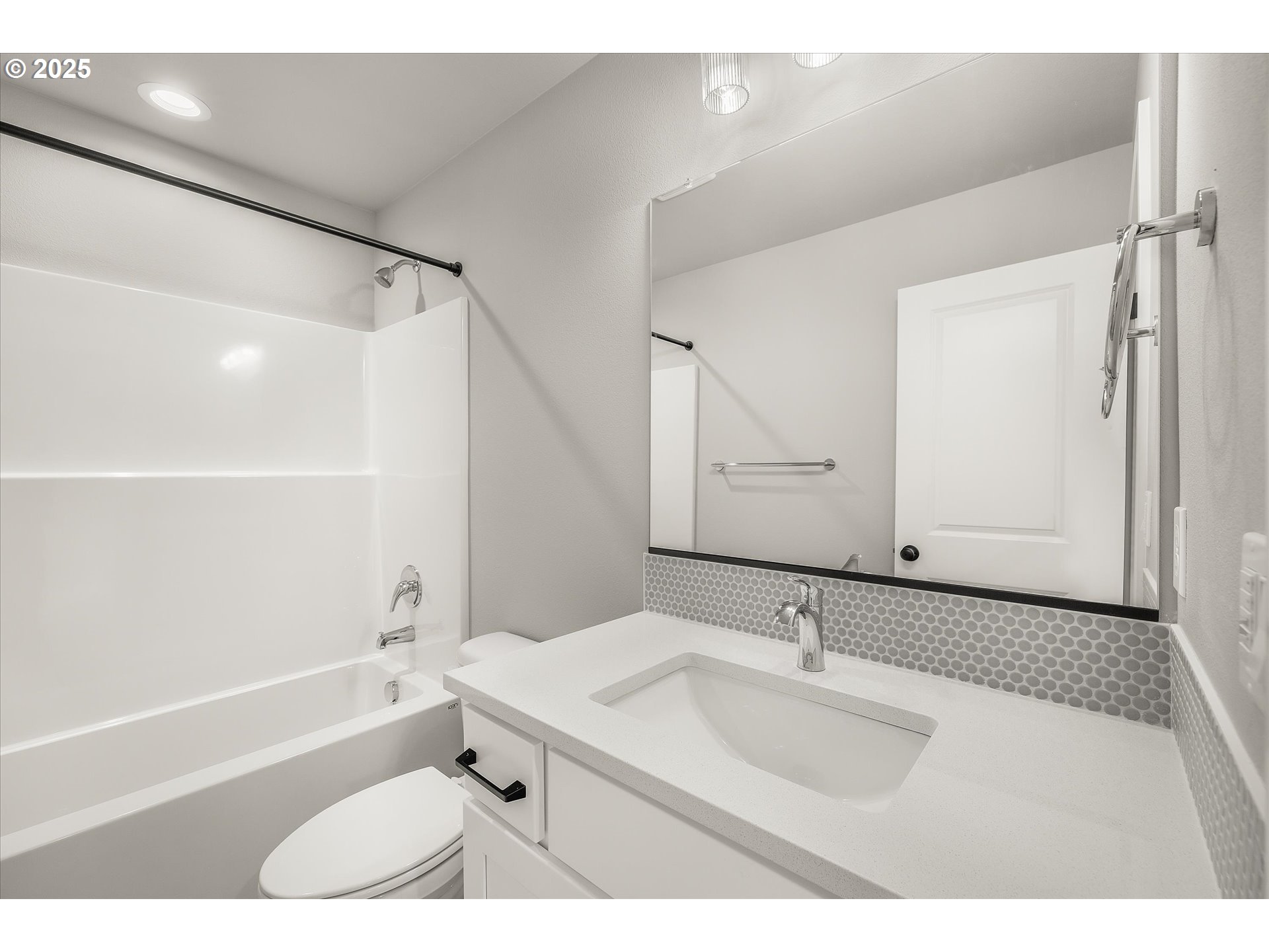 296 Southwest Mawrcrest Avenue Gresham, OR 97030 - Photo 30 of 35 a bathroom with a sink a mirror and a bathtub