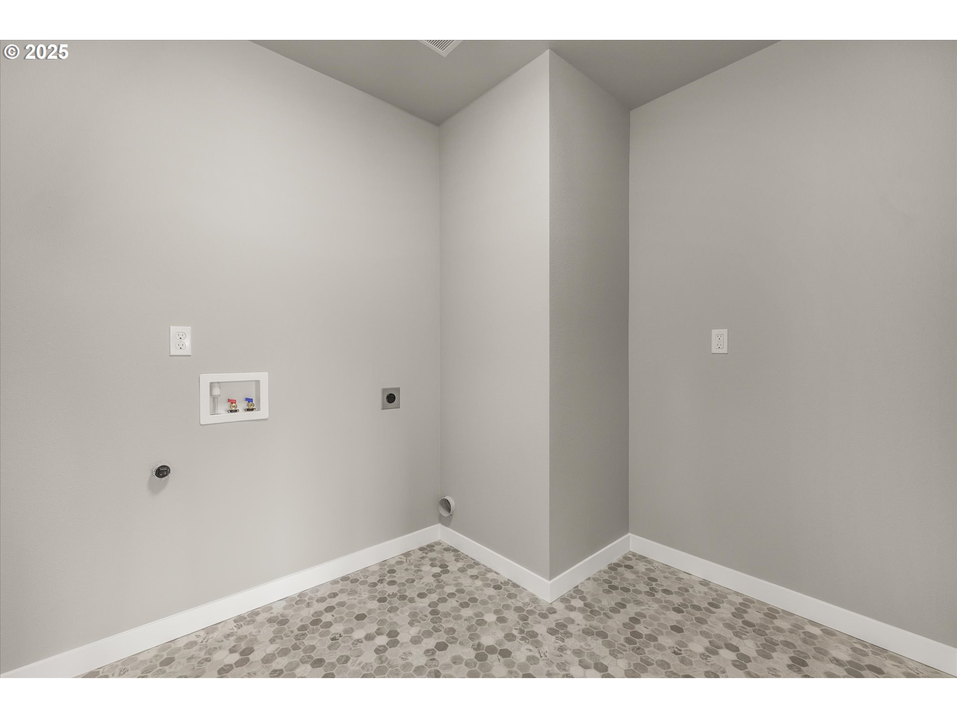 296 Southwest Mawrcrest Avenue Gresham, OR 97030 - Photo 32 of 35 view of an empty room