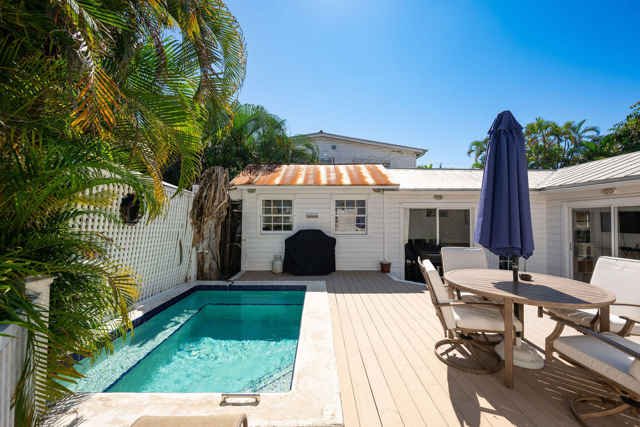 912 James Street, Unit 2 Key West, FL 33040 - Photo 5 of 25 a front view of a house with garden