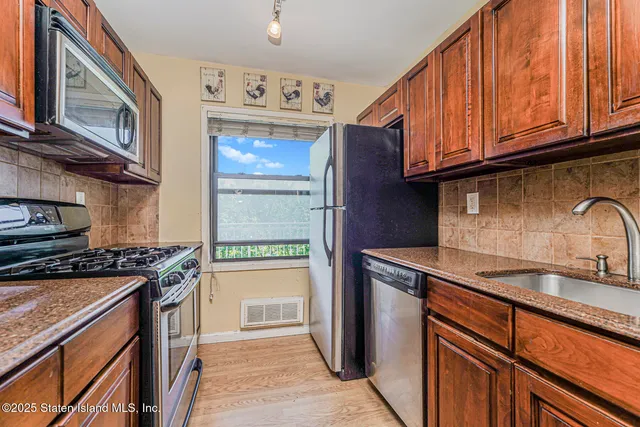 $290,000 | 1100 Clove Road, Unit 60 | Silver Lake