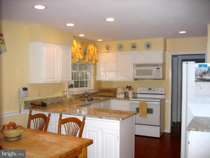 909 Riva Ridge Drive Great Falls, VA 22066 - Photo 4 of 24 Cheerful kitchen with gorgeous granite.