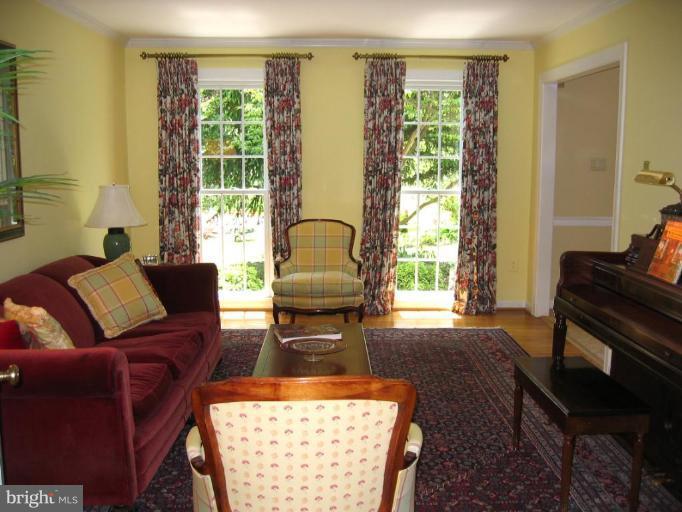 909 Riva Ridge Drive Great Falls, VA 22066 - Photo 8 of 24 Living Room