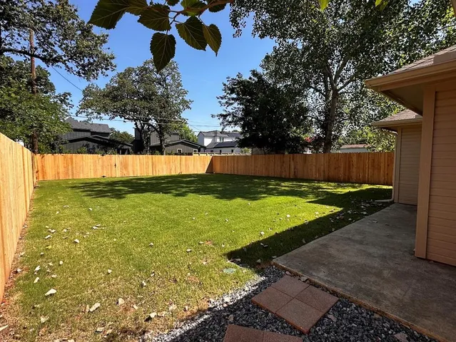 a view of a back yard