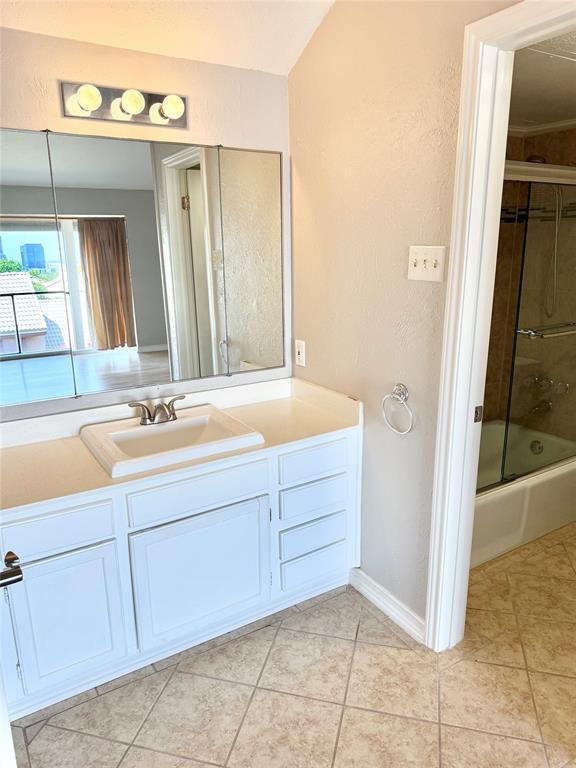 4545 North O'Connor Road, Unit 2251 Irving, TX 75062 - Photo 21 of 25 a bathroom with a tub sink and mirror