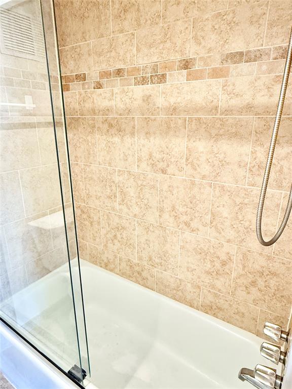 4545 North O'Connor Road, Unit 2251 Irving, TX 75062 - Photo 10 of 25 a bathroom with a bathtub