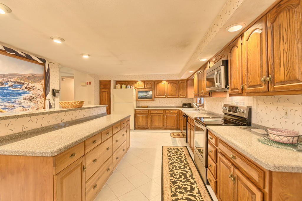 42 California Road Tewksbury, MA 01876 - Photo 10 of 29 Gallery Image 10