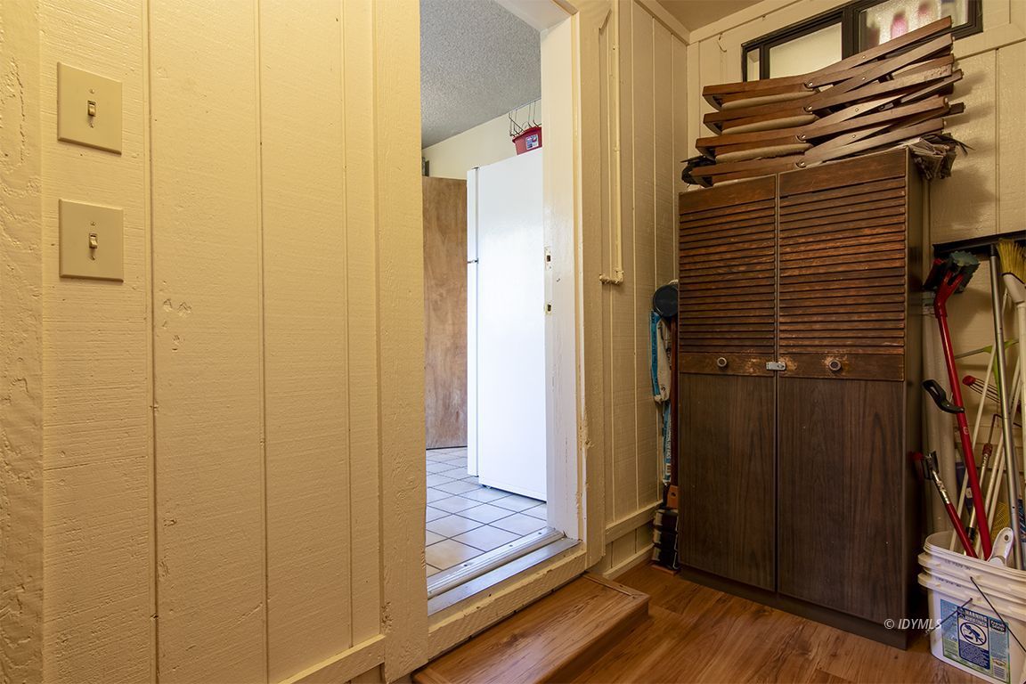 26833 Idyllwild Road Idyllwild, CA 92549 - Photo 33 of 38 a view of hallway with wooden floor