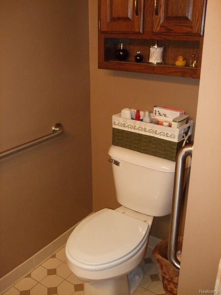 9920 Reeck Road Allen Park, MI 48101 - Photo 26 of 39 SECOND VIEW OF MAIN FLOOR FULL BATH.