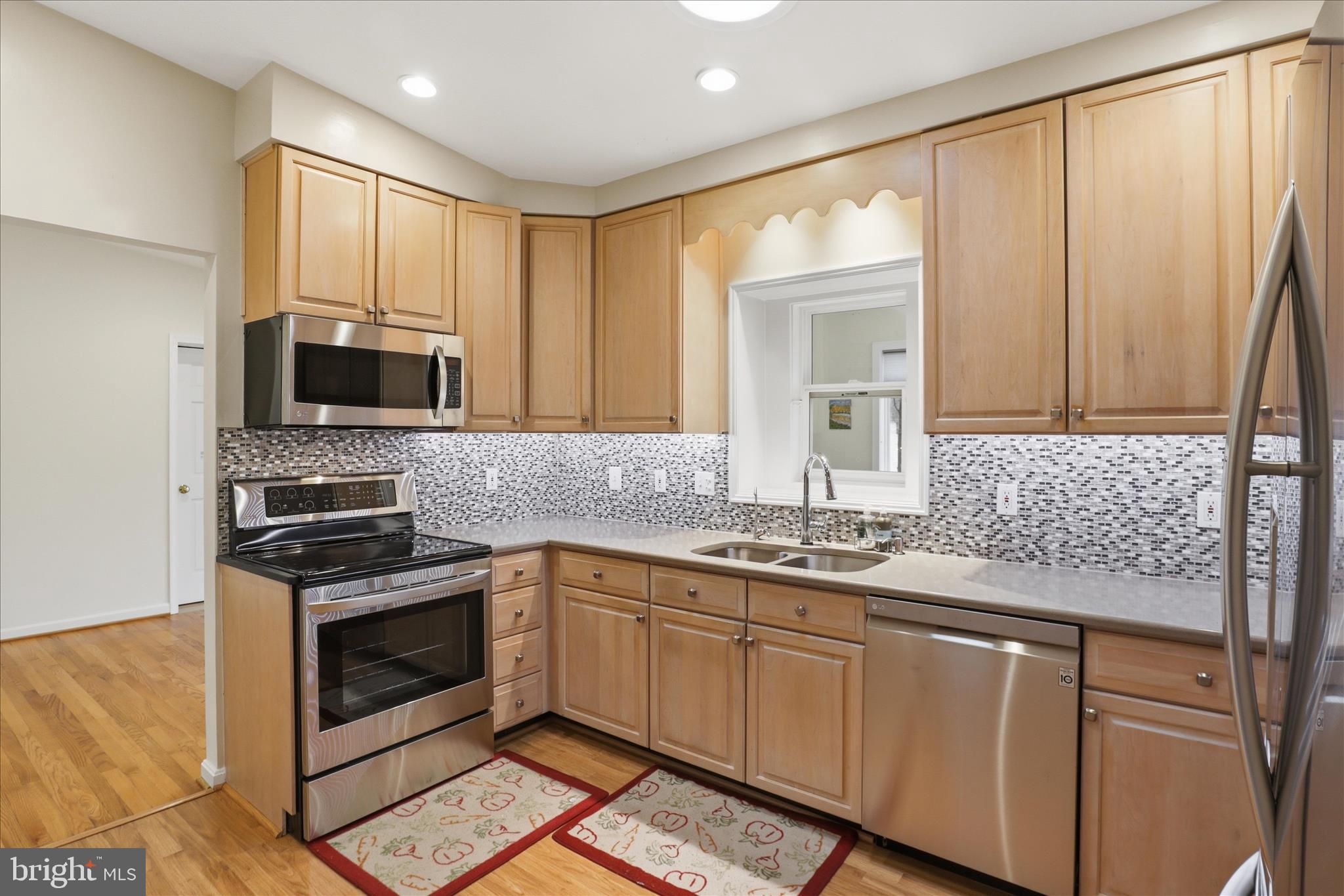 10009 Fairoaks Road Vienna, VA 22181 - Photo 5 of 54