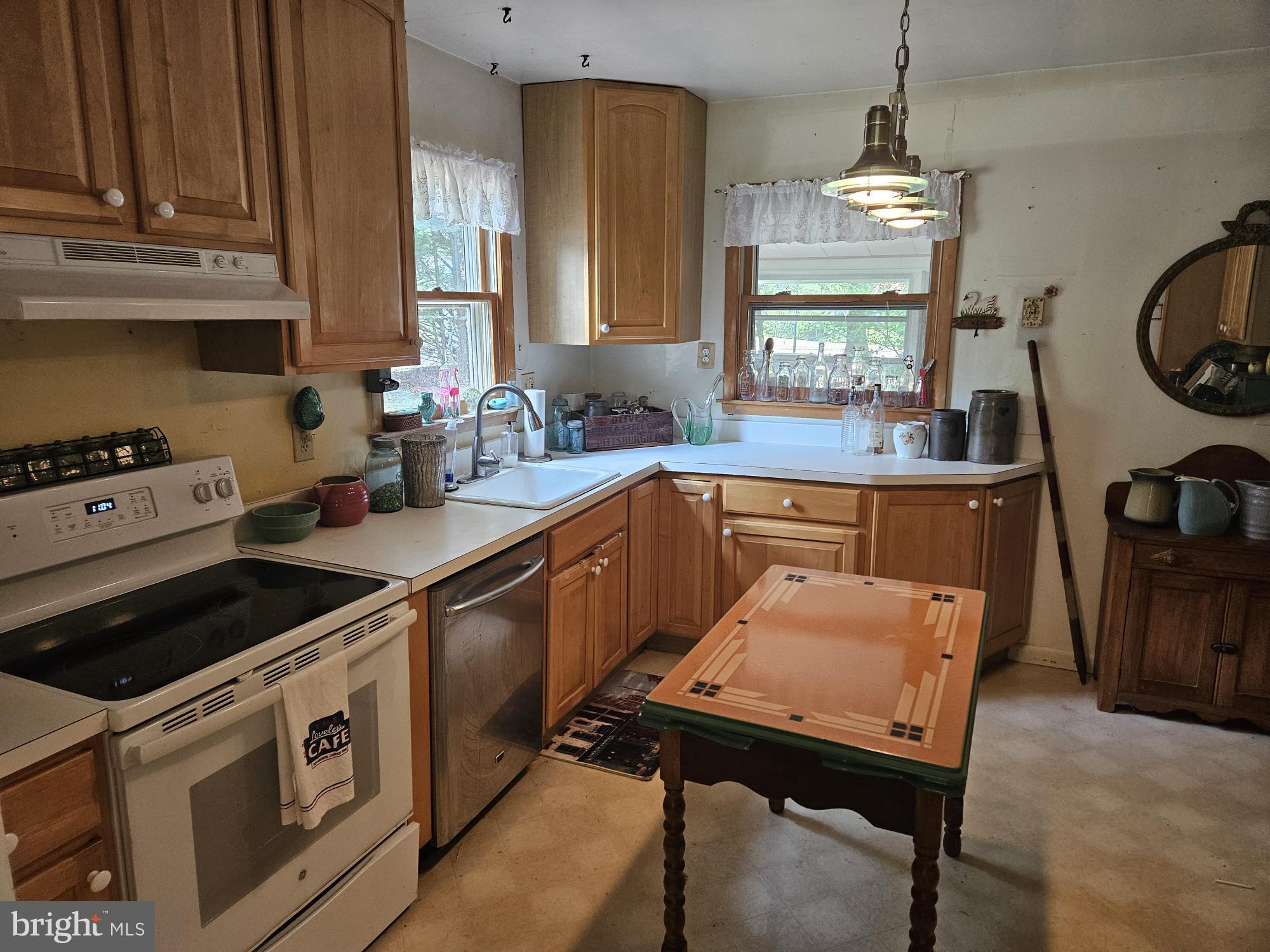 7122 Neuman Street Springfield, VA 22150 - Photo 6 of 35 Eat in kitchen
