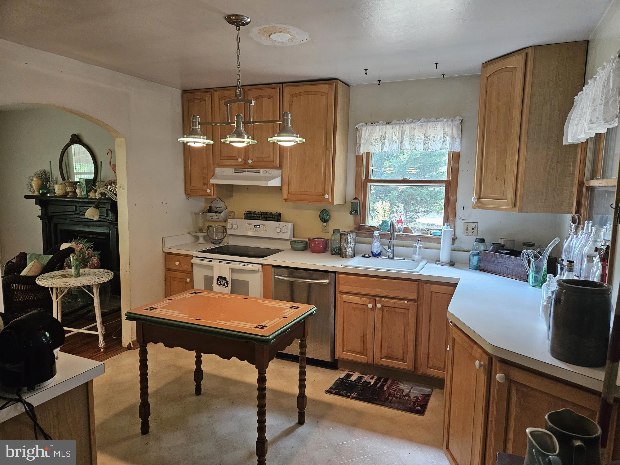 7122 Neuman Street Springfield, VA 22150 - Photo 7 of 35 Kitchen w. lots of natural light