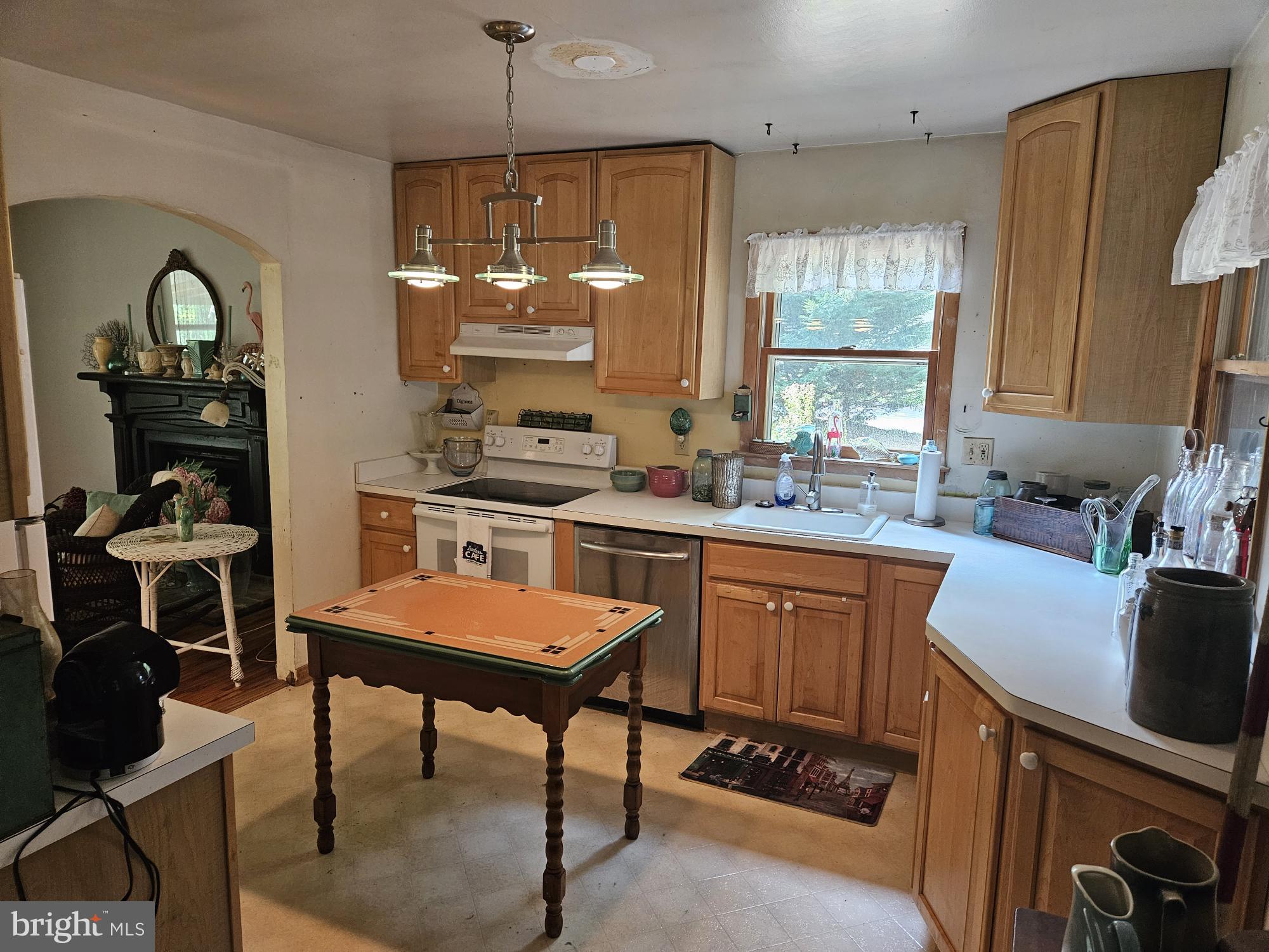 7122 Neuman Street Springfield, VA 22150 - Photo 8 of 35 Kitchen