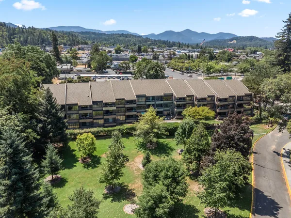 $303,500 | 115 Rogue River Highway, Unit 307, Grants Pass, OR 97527