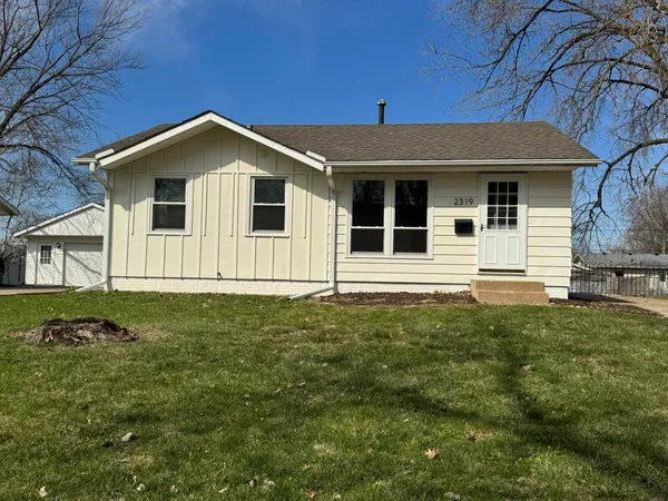 $1,900 | 2319 Pinehurst Street, Bettendorf, IA 52722