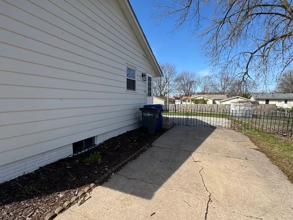 $1,900 | 2319 Pinehurst Street, Bettendorf, IA 52722