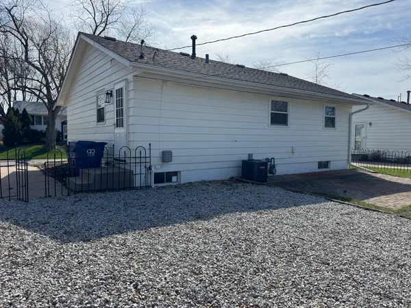 $1,900 | 2319 Pinehurst Street, Bettendorf, IA 52722